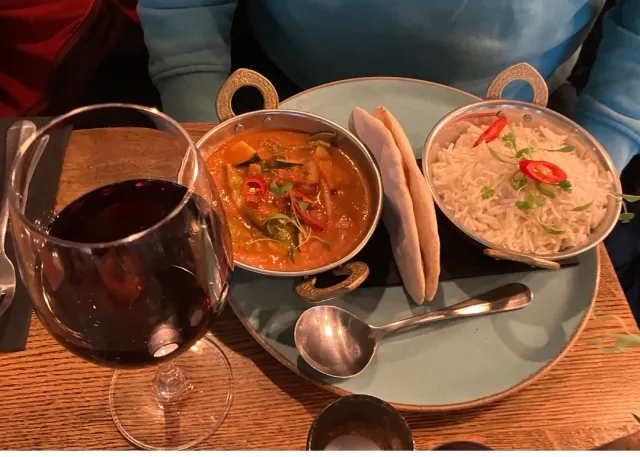 Amazing Decor, Food, Location & Service! 