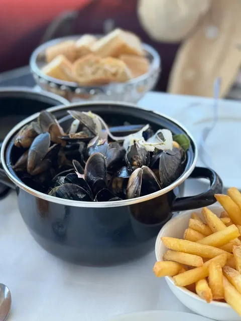 Mussels in Creamy Onion Soup: A Must-Have on the Champs-Élysées!