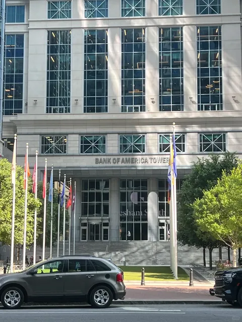 🌳 Charlotte, NC: Where "Banking Meets Blossoms" 🏙️