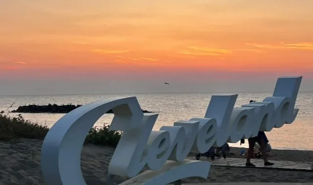  Cleveland's Magic: Lake Erie Sunsets You Can't Miss! 🌅