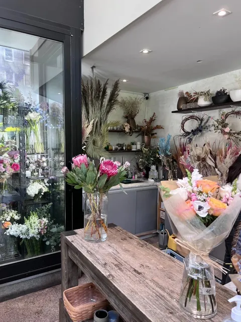 Emi 43, the Flower Shop Cafe of My Dreams 🦋🌸