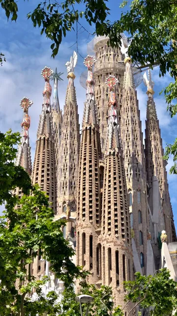 Barcelona Travel Guide at a Glance