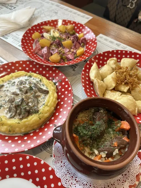 Moscow's Affordable Russian Eatery: Varenichnaya №1 🥔💖