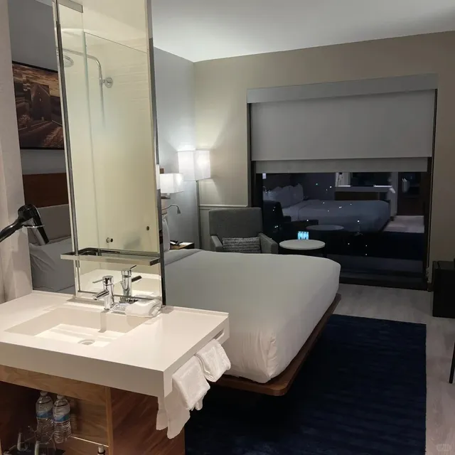 🌴AC Hotel Austin-University: Campus Comfort Meets Mid-Range Magic! 