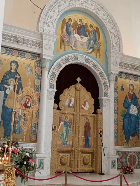 Where Golden Domes Meet the Eiffel Tower ⛪