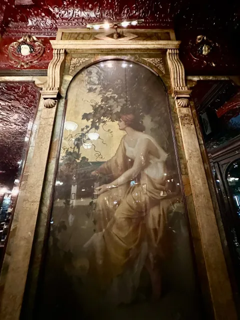 A Block of Ice & You – The Unforgettable Viaduct Tavern! 🍸