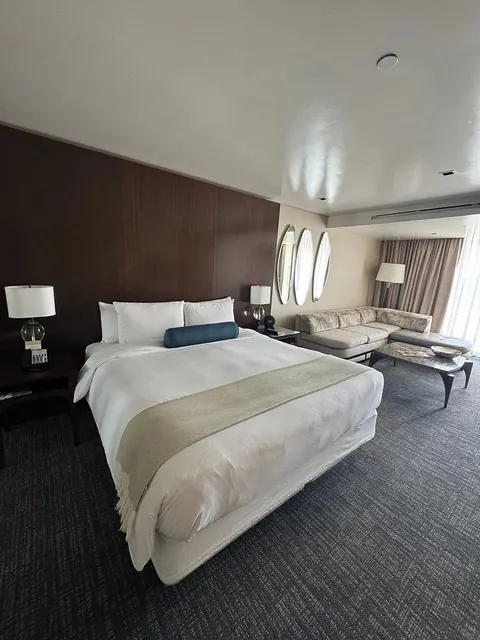 Not only are hotels affordable—they’re super comfortable too! 🏨💫