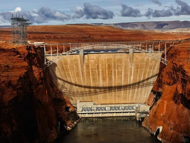Glen Canyon Dam: A Colossal Marvel of Engineering 🌴💧