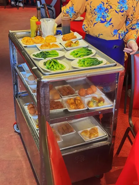 A Bustling, Authentic Hong Kong Dim Sum Experience 🫖｜Jing Fong