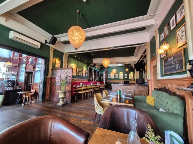 A Delicious Sunday Roast in a Fantastic Setting! 🍖🌟