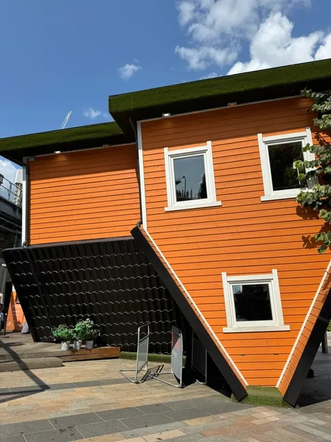🇬🇧 Upside Down House: London’s Wackiest Photo Spot! 🤪📸  