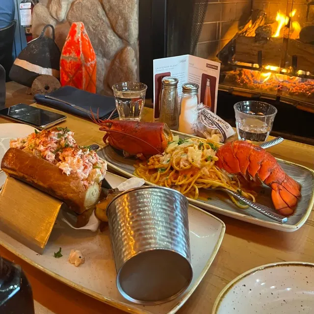 🇨🇦 Burlington's Must-Try Seafood Spot - Run, Don't Walk! 🦞🔥