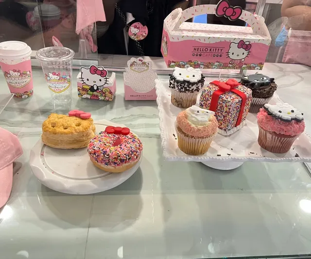 Las Vegas｜Hello Kitty Cafe That’s Bursting with Cuteness! 🍧