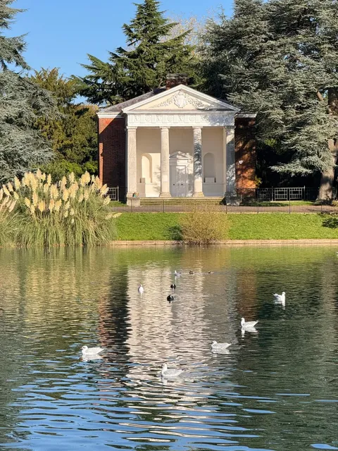 🍁 Autumn at Gunnersbury Park in London is vibrant and healing.