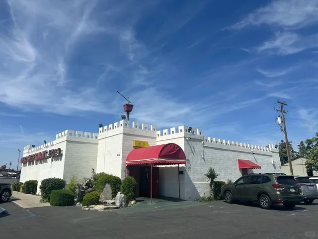 Stop by the small town of Bakersfield on the way! 🏰