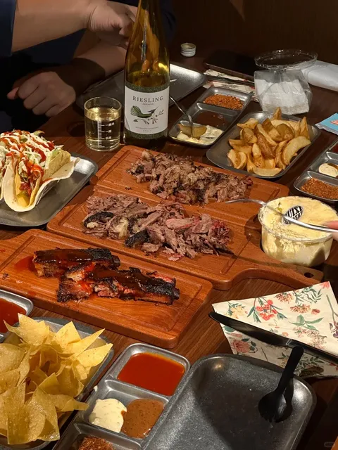 Martin’s BBQ: A Carnivore’s Paradise 🍖with Heartwarming Stories!