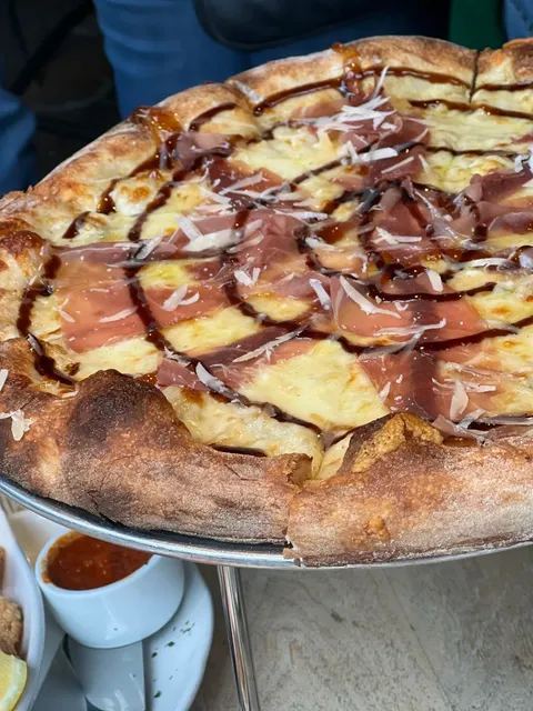 Chicago’s Huge, Ultra‑Thin Pizza — Highly Recommended! 🍕✨