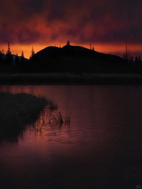 🌅📸 Vermilion Lakes at Dawn: Canada’s Golden Hour Magic