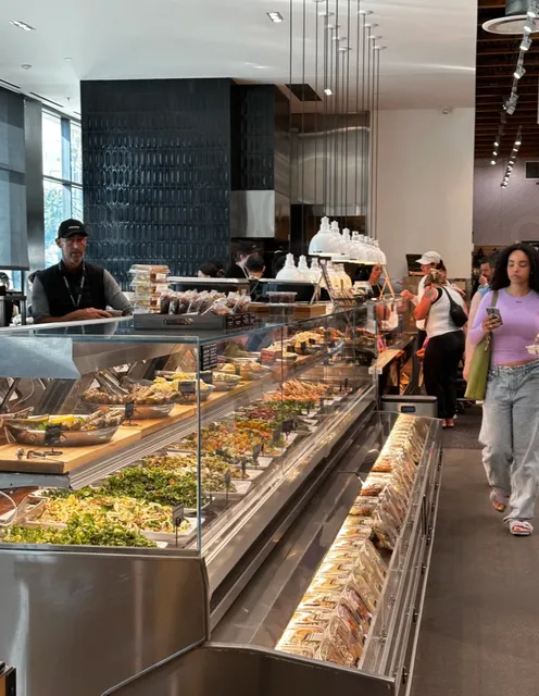 🌴  When a New Yorker Meets California Magical Realism