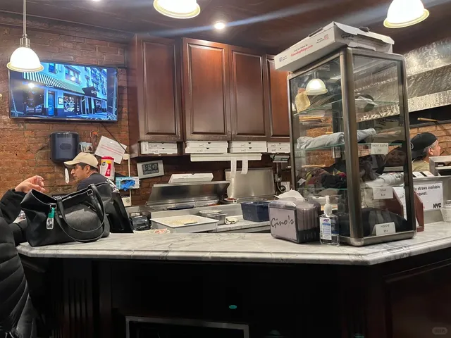 NYC | Gino’s Restaurant 🍕 A True Taste of Old Brooklyn