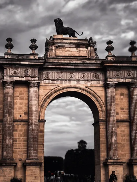 León 🏟️｜The Boy and His Ball Shadow in Front of the Cathedral