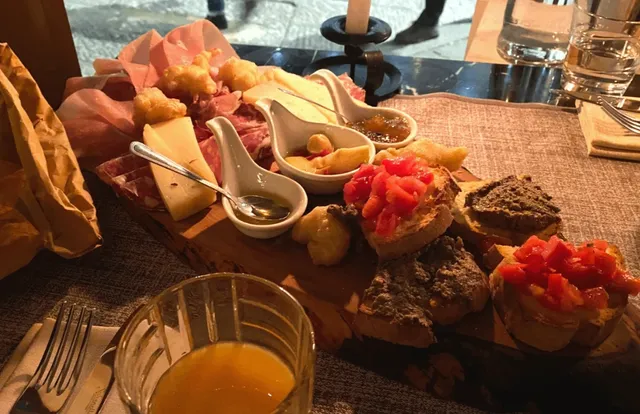 I ate a T-bone steak that was just like the emoji 🍖.