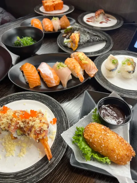 New York's First Conveyor Belt Sushi Buffet! 