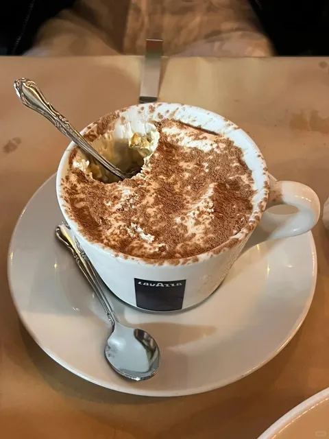 La Pergoletta: LA's Cozy Italian Spot Worth Braving the Rain For! 🌧️