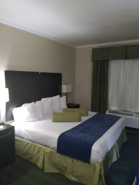 Clean, Quiet & Great Location! 🏨✨