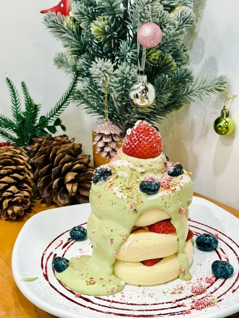 This Christmas Soufflé Pancake is Too Photogenic 🎄