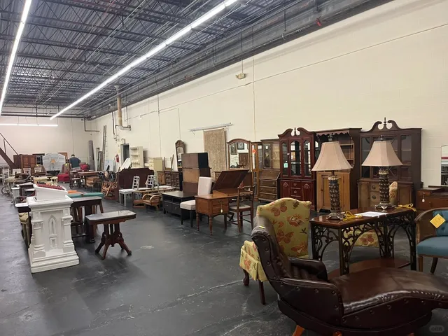 Cleveland’s Largest Antique Store – Worth a Visit! 🏺✨