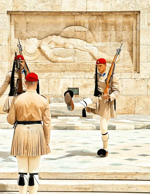 Guard Change at the Parliament House Constitution Square in Greece 📍 