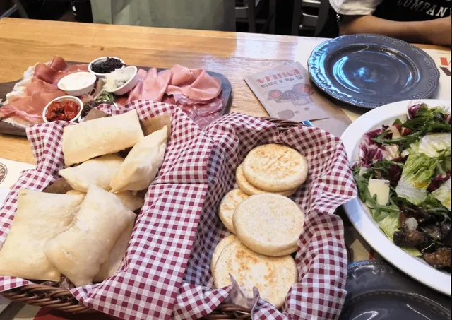 Light meal at Dispensa Emilia