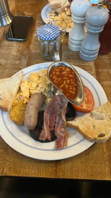 🍽️ Try the London Pride Pie – A True Taste of Britain! 🍽️