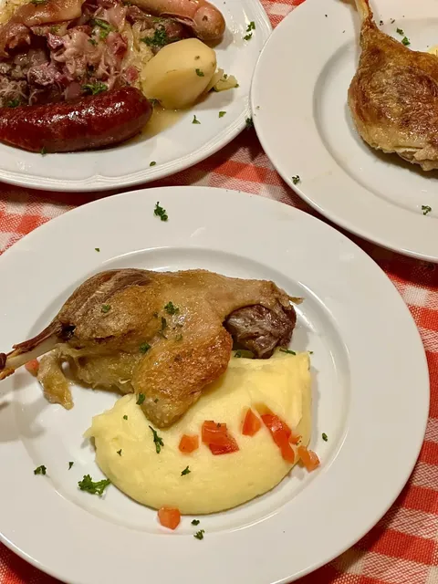 🥳 Paris | A Cozy French Bistro 🥳