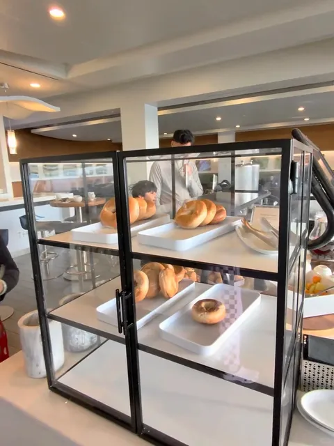 Breakfast at The Club (SEA): More Like a Crowded Pit Stop 🥐