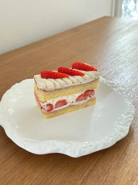 The Best Strawberry Cake in Paris 🍓