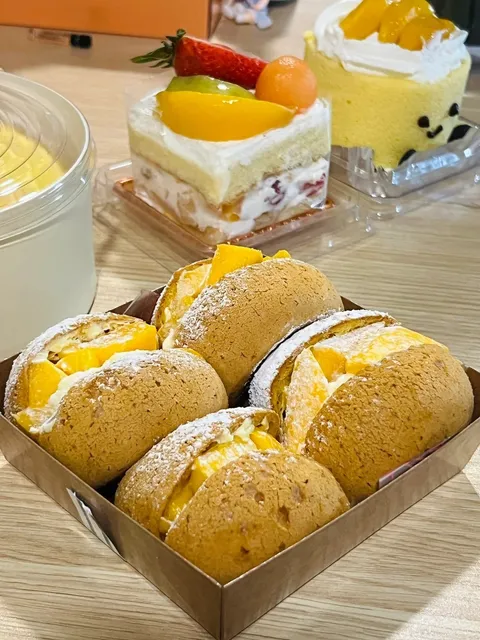 Seattle Food Discovery – T&T Fresh Mango Cake Desserts 🥭