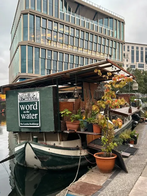 London Exploration 🫶 A Bookshop on a Boat!