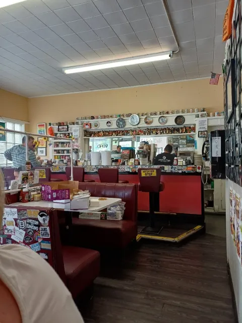 🍽️ A Classic Diner Experience – Local Charm at Its Best! 🎨