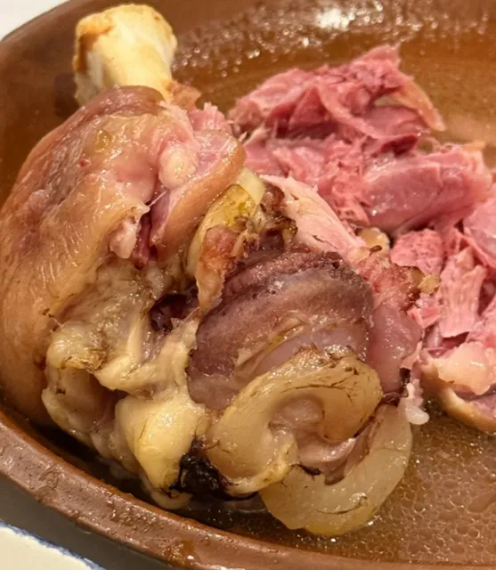 Granada | Lock up this store's roast pig trotters! It's delicious 💥