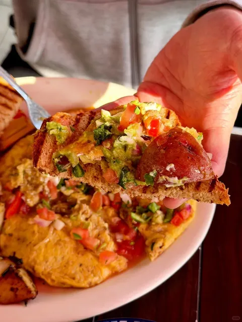 Pasadena’s 100-Year-Old ☀️ American Breakfast & Brunch Spot 🍳