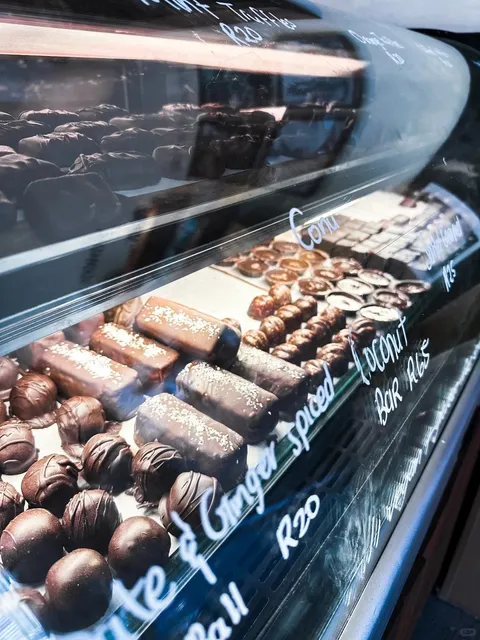 🇿🇦 Cape Town's Most Sinful Chocolate Hideout! 🍫💥