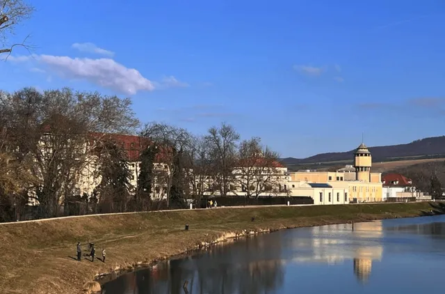 A low-key, healing, and offbeat hot spring.