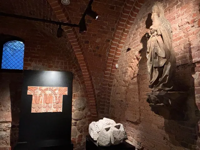 Poznań Historical Museum: A Small but Charming Gem? 🏛️