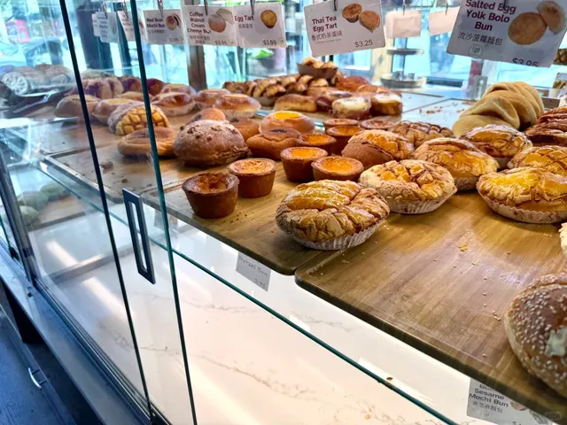 I’ll Raid This Chicago Bakery Like a Bandit 🥐