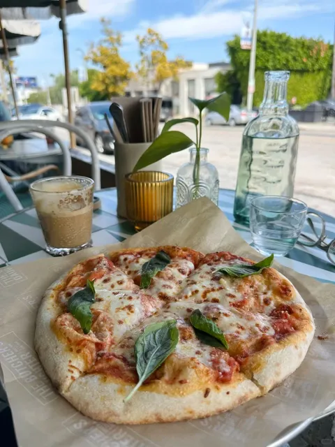 Happy Hour on Melrose 🍕☕️  