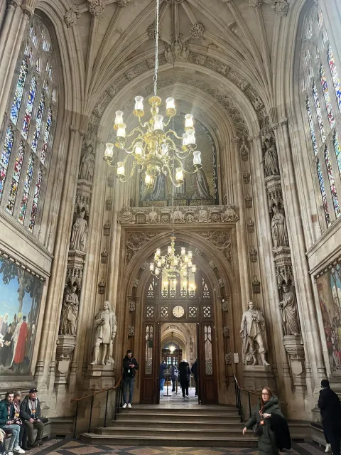 Breathtaking Architecture & A Fantastic Tour! 🏛️