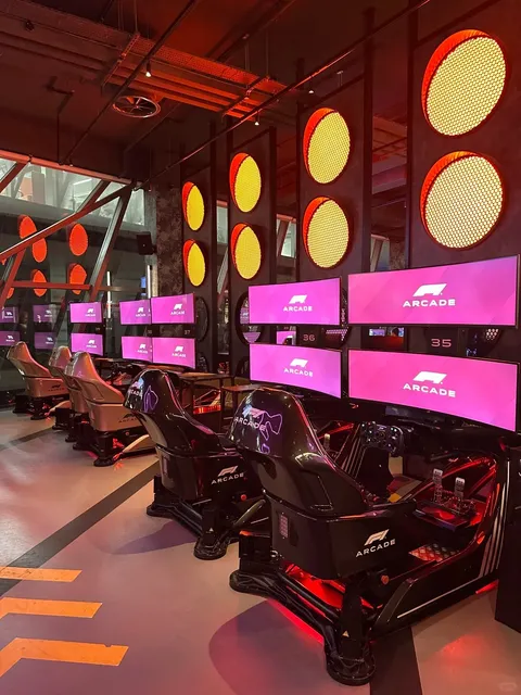 ​​🇬🇧 The Secret Hangout for F1 Fans in London – F1 Arcade 🏎️​​
