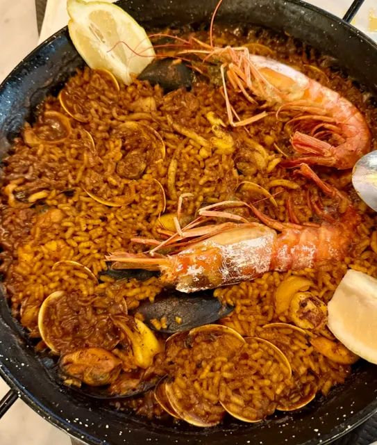 Close your eyes and charge into this restaurant!